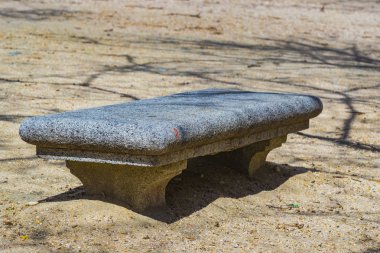 Taş büyük geniş tezgah ıssız bir sonbahar park