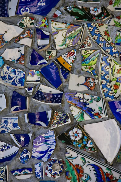 Wall Broken Ceramic Plates Colored Fragments — Stock Photo, Image