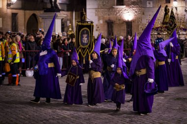 Madrid, İspanya - 28 Mart, 2018: günahkarlar Madrid sokaklarında boyunca tabii kutsal hafta içi Katolik dini ve geleneksel meslek siparişler. 