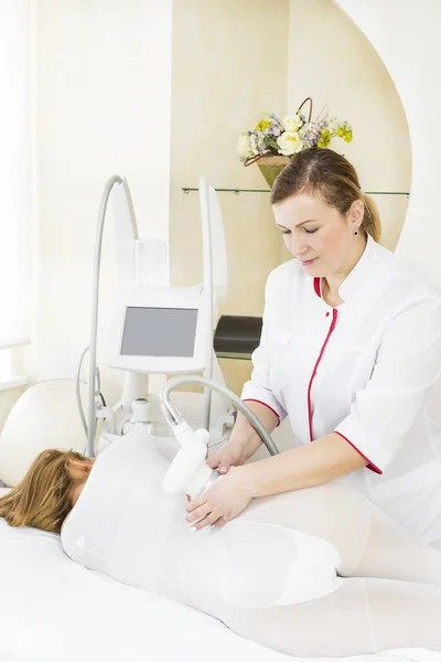 Kobieta Procesie Klinice Lipomassage — Zdjęcie stockowe