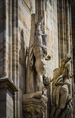 6 HAZİRAN 2018, MİLAN, İTALYA: Milano Katedrali 'ni süsleyen azizlerin ve şehitlerin heykelleri (Duomo di Milano) yakın planda çekilir. 