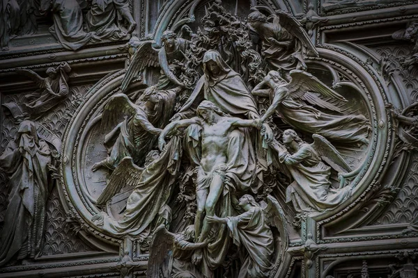 2018年6月6日 ミラノ イタリア ミラノ大聖堂 ドゥオモ ミラノ を飾る聖人や殉教者の彫刻がクローズアップされます — ストック写真