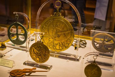 Madrid, İspanya - 28 Mart, 2018: Denizcilik Müzesi Madrid tarihinin İspanyol Donanması gemi modelleri tarihi eser