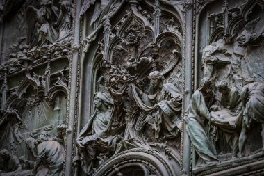 6 HAZİRAN 2018, MİLAN, İTALYA: Milano Katedrali 'ni süsleyen azizlerin ve şehitlerin heykelleri (Duomo di Milano) yakın planda çekilir. 