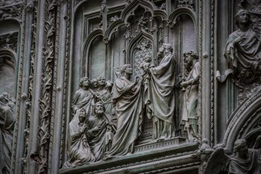 6 HAZİRAN 2018, MİLAN, İTALYA: Milano Katedrali 'ni süsleyen azizlerin ve şehitlerin heykelleri (Duomo di Milano) yakın planda çekilir. 