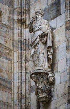 6 HAZİRAN 2018, MİLAN, İTALYA: Milano Katedrali 'ni süsleyen azizlerin ve şehitlerin heykelleri (Duomo di Milano) yakın planda çekilir. 