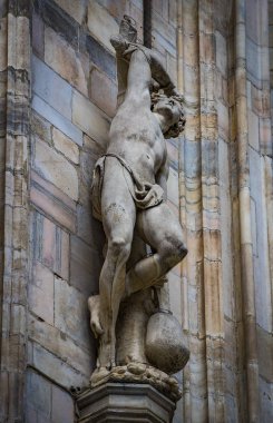 6 HAZİRAN 2018, MİLAN, İTALYA: Milano Katedrali 'ni süsleyen azizlerin ve şehitlerin heykelleri (Duomo di Milano) yakın planda çekilir. 