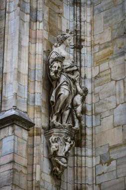 6 HAZİRAN 2018, MİLAN, İTALYA: Milano Katedrali 'ni süsleyen azizlerin ve şehitlerin heykelleri (Duomo di Milano) yakın planda çekilir. 