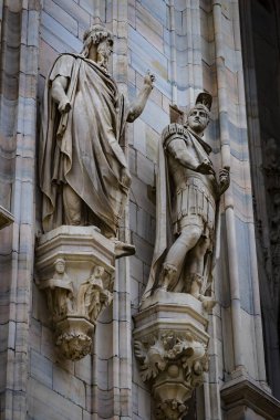 6 HAZİRAN 2018, MİLAN, İTALYA: Milano Katedrali 'ni süsleyen azizlerin ve şehitlerin heykelleri (Duomo di Milano) yakın planda çekilir. 
