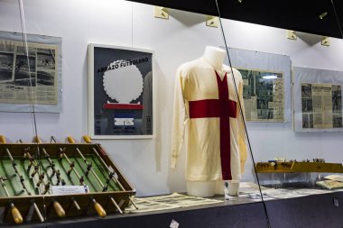 6 Haziran 2018, Milan, İtalya: müze oyuncular Inter ve Milan T-shirt San Siro Stadı nda futbol kulüpleri ünlüdür. 