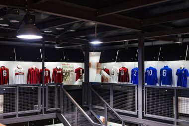 6 Haziran 2018, Milan, İtalya: müze oyuncular Inter ve Milan T-shirt San Siro Stadı nda futbol kulüpleri ünlüdür. 