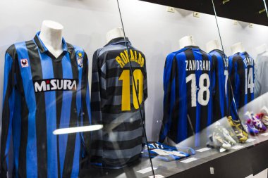6 Haziran 2018, Milan, İtalya: müze oyuncular Inter ve Milan T-shirt San Siro Stadı nda futbol kulüpleri ünlüdür. 