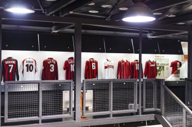 6 Haziran 2018, Milan, İtalya: müze oyuncular Inter ve Milan T-shirt San Siro Stadı nda futbol kulüpleri ünlüdür. 