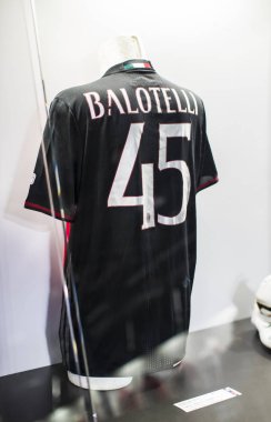 6 Haziran 2018, Milan, İtalya: müze oyuncular Inter ve Milan T-shirt San Siro Stadı nda futbol kulüpleri ünlüdür. 