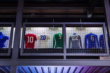 6 Haziran 2018, Milan, İtalya: müze oyuncular Inter ve Milan T-shirt San Siro Stadı nda futbol kulüpleri ünlüdür. 