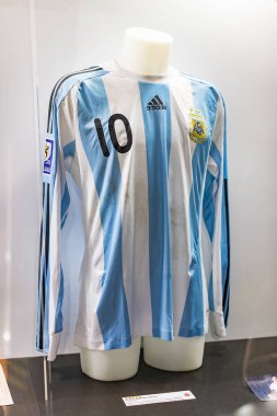 6 Haziran 2018, Milan, İtalya: müze oyuncular Inter ve Milan T-shirt San Siro Stadı nda futbol kulüpleri ünlüdür. 
