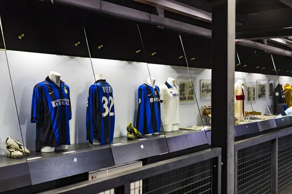 6 Haziran 2018, Milan, İtalya: müze oyuncular Inter ve Milan T-shirt San Siro Stadı nda futbol kulüpleri ünlüdür. 