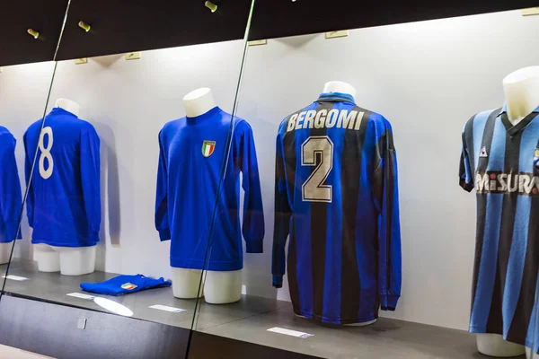 6 Haziran 2018, Milan, İtalya: müze oyuncular Inter ve Milan T-shirt San Siro Stadı nda futbol kulüpleri ünlüdür. 