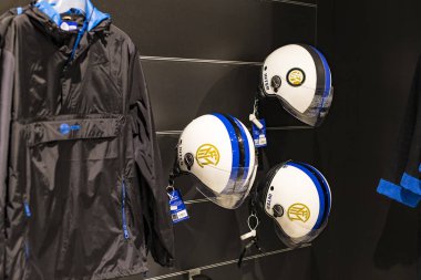 7 Haziran 2018, MILAN, ITALY: Resmi Mağaza FC Inter Milan ve Milan, takım hayranları ve stadyum ziyaretçileri için giysi ve ayakkabı takımı. 