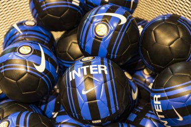 7 Haziran 2018, MILAN, ITALY: Resmi Mağaza FC Inter Milan ve Milan, takım hayranları ve stadyum ziyaretçileri için giysi ve ayakkabı takımı. 