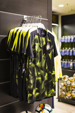 7 Haziran 2018, MILAN, ITALY: Resmi Mağaza FC Inter Milan ve Milan, takım hayranları ve stadyum ziyaretçileri için giysi ve ayakkabı takımı. 