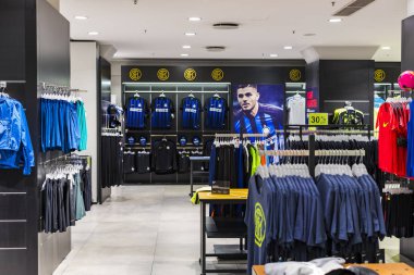 7 Haziran 2018, MILAN, ITALY: Resmi Mağaza FC Inter Milan ve Milan, takım hayranları ve stadyum ziyaretçileri için giysi ve ayakkabı takımı. 