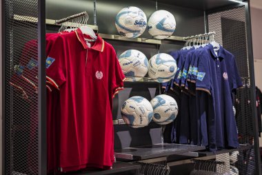 7 Haziran 2018, MILAN, ITALY: Resmi Mağaza FC Inter Milan ve Milan, takım hayranları ve stadyum ziyaretçileri için giysi ve ayakkabı takımı. 