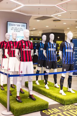 7 Haziran 2018, MILAN, ITALY: Resmi Mağaza FC Inter Milan ve Milan, takım hayranları ve stadyum ziyaretçileri için giysi ve ayakkabı takımı. 