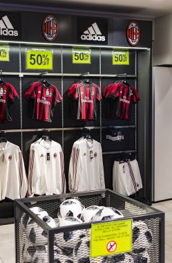 7 Haziran 2018, MILAN, ITALY: Resmi Mağaza FC Inter Milan ve Milan, takım hayranları ve stadyum ziyaretçileri için giysi ve ayakkabı takımı. 