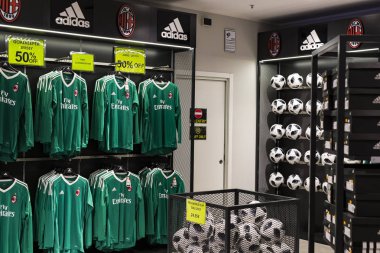 7 Haziran 2018, MILAN, ITALY: Resmi Mağaza FC Inter Milan ve Milan, takım hayranları ve stadyum ziyaretçileri için giysi ve ayakkabı takımı. 