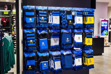 7 Haziran 2018, MILAN, ITALY: Resmi Mağaza FC Inter Milan ve Milan, takım hayranları ve stadyum ziyaretçileri için giysi ve ayakkabı takımı. 
