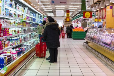 Madrid, İspanya - 26 Mart, 2018: büyük gıda süpermarket müşteriler ve ürünler ve personel ile. 