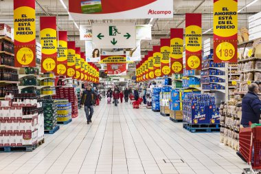 Madrid, İspanya - 26 Mart, 2018: büyük gıda süpermarket müşteriler ve ürünler ve personel ile. 