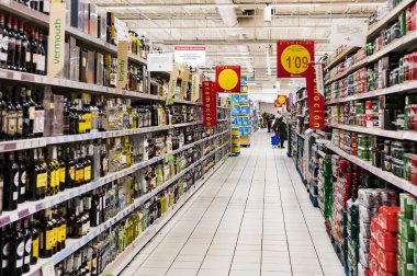 Madrid, İspanya - 26 Mart, 2018: büyük gıda süpermarket müşteriler ve ürünler ve personel ile. 