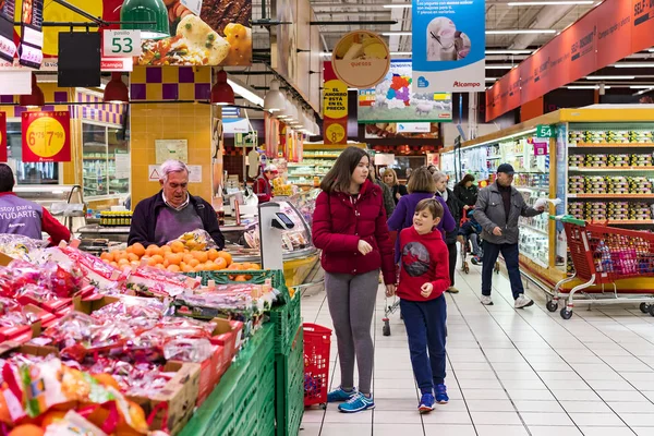 Madrid Espagne Mars 2018 Grand Supermarché Alimentaire Avec Clients Produits — Photo