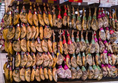 Madrid, İspanya - 26 Mart, 2018: büyük gıda süpermarket müşteriler ve ürünler ve personel ile. 