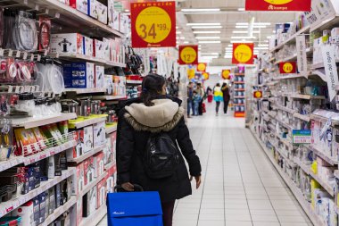 Madrid, İspanya - 26 Mart, 2018: büyük gıda süpermarket müşteriler ve ürünler ve personel ile. 
