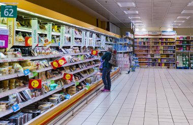 Madrid, İspanya - 26 Mart, 2018: büyük gıda süpermarket müşteriler ve ürünler ve personel ile. 