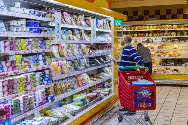 マドリッド スペイン 2018 顧客と製品のスタッフと大きな食品スーパー — ストック写真