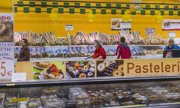 Madrid Spagna Marzo 2018 Grande Supermercato Alimentare Con Clienti Prodotti — Foto Stock