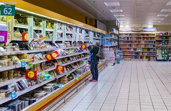 Мадрид Іспанія Березня 2018 Великий Продовольчий Супермаркет Клієнтами Продукти Персонал — стокове фото