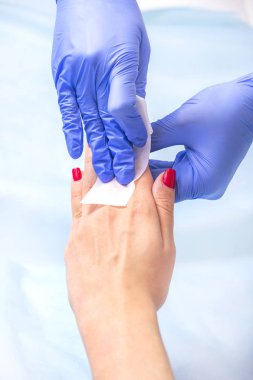 Güzellik salonunda kadın bacakları ve elleri inceleniyor. 