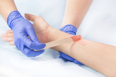 Güzellik salonunda kadın bacakları ve elleri inceleniyor. 