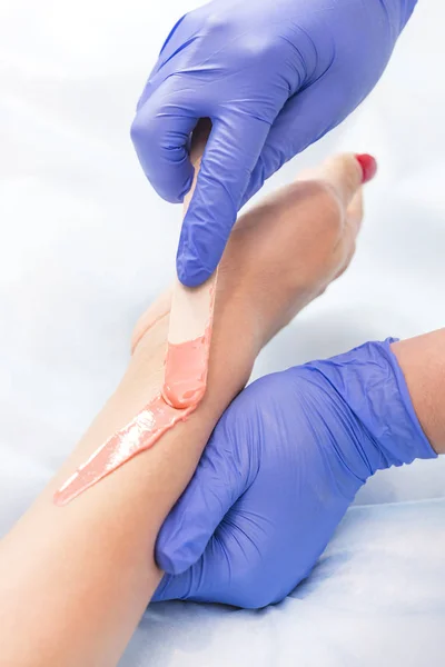 Process Depilation Female Legs Hands Beauty Salon — Stock Photo, Image