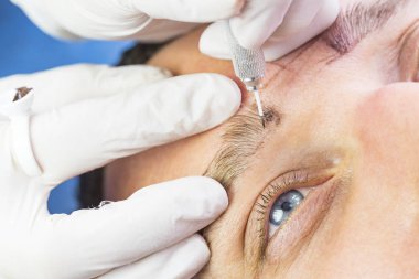 Microblading kaşlar akışında bir Güzellik Salonu