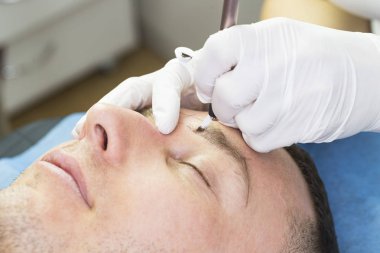 Microblading kaşlar akışında bir Güzellik Salonu