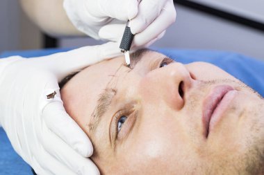 Microblading kaşlar akışında bir Güzellik Salonu