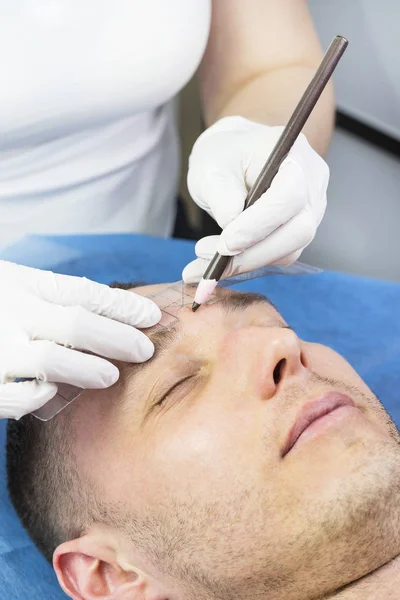 Microblading kaşlar akışında bir Güzellik Salonu