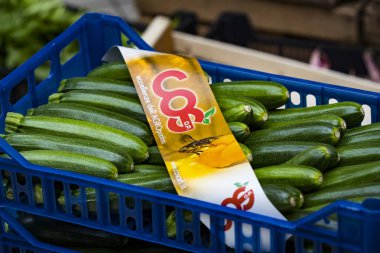 7 Haziran 2018, Milan, İtalya: vitrinler ve Wagner piyasada birçok ürün yelpazesine peynirler, et, sebze ve deniz ürünleri ile Milan raflar