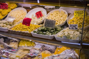 7 Haziran 2018, Milan, İtalya: vitrinler ve Wagner piyasada birçok ürün yelpazesine peynirler, et, sebze ve deniz ürünleri ile Milan raflar